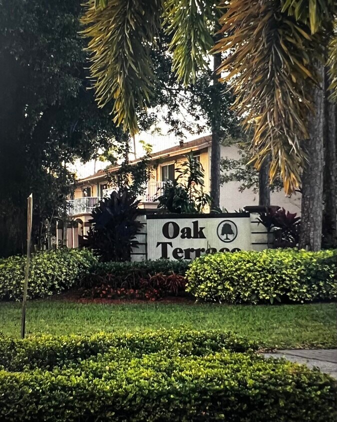 Foto principal - 4249 Oak Terrace Dr