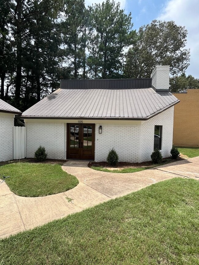 Building Photo - 105 Golf Clb Dr