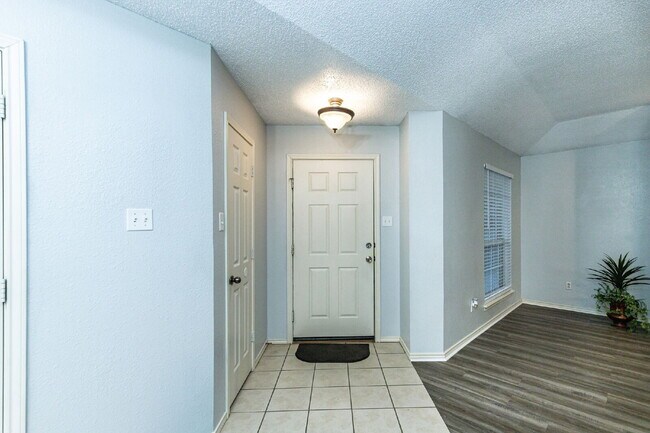 Foto del edificio - Beautifully remodeled 2/2/2 in very upscal...