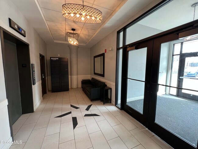 Foto del edificio - 733 Broadway