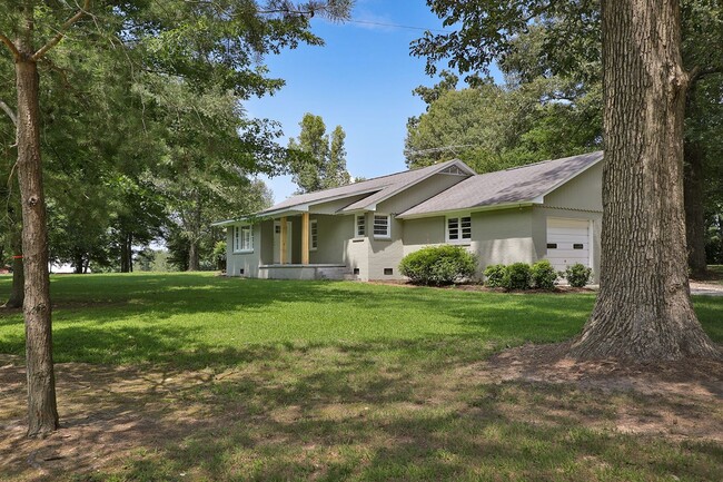 Building Photo - Painted Brick Ranch-Style Home!