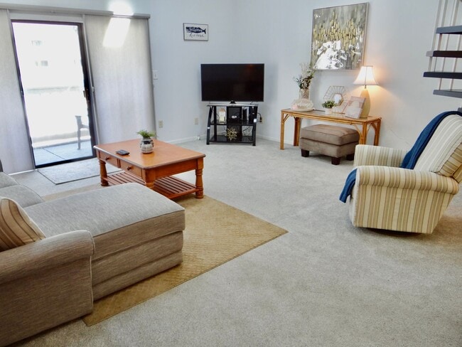 Building Photo - Seasonal Rental Available 9/24-4/25