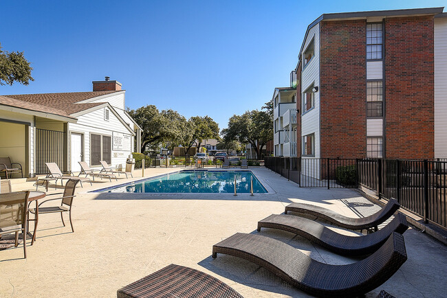 Piscina resplandeciente - Churchill Crossing Apartments