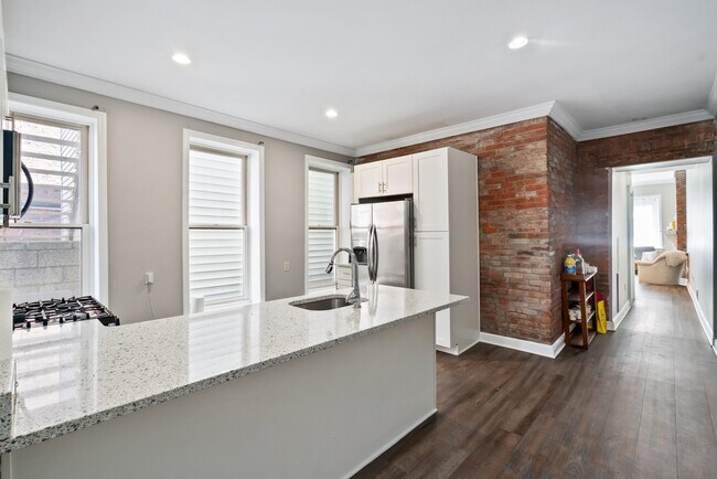 Photo - 2221 Jane St House