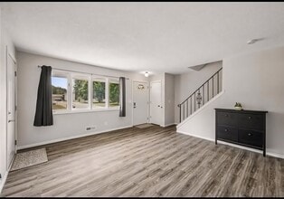 Building Photo - 715 Circle Dr