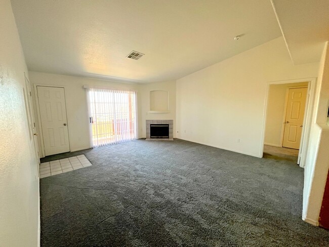 Foto del edificio - SPACIOUS AND BRIGHT 2 bed/2 bath In gated community