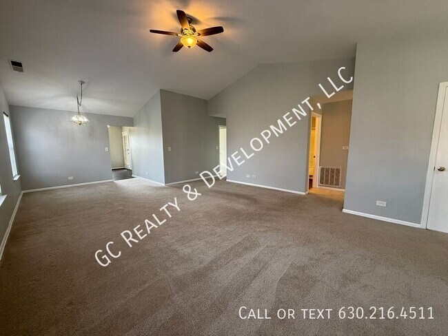 Foto del edificio - 671 W Streamwood Blvd