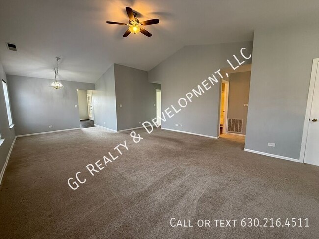Building Photo - 671 W Streamwood Blvd