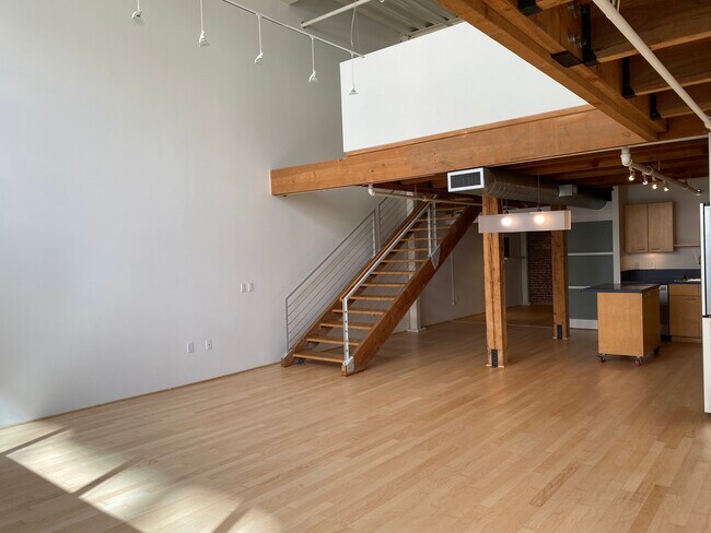 Building Photo - 650 Delancey St