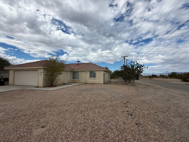 Building Photo - 1332 Persimmon Ave