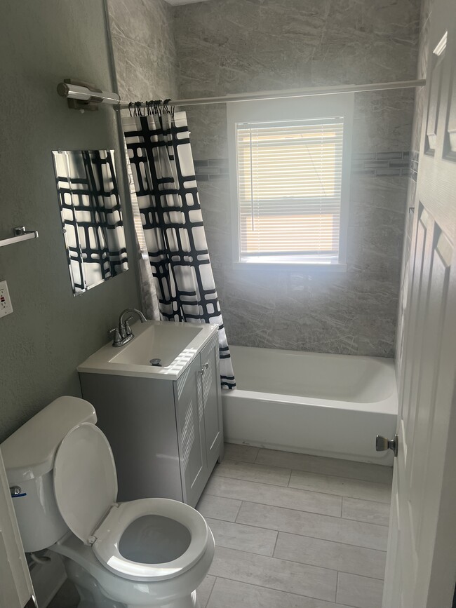 full bathroom - 1520 15th Ave