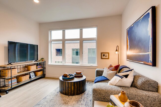 Ventanas grandes en la sala de estar (estudio) - Holm at Sellwood