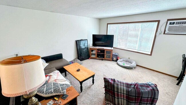 Building Photo - Off Campus Housing Option - Spacious 3 Bed...