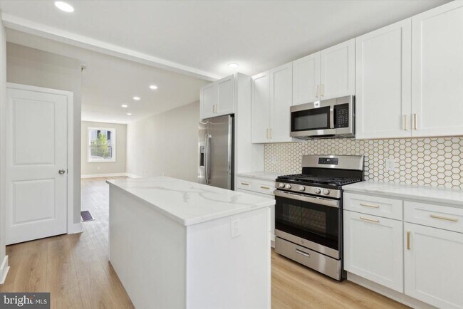 Foto del edificio - 247 E 6th Ave