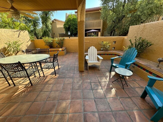 Building Photo - Amazing 3 Bedroom/2.5 Bath Townhouse in Ce...