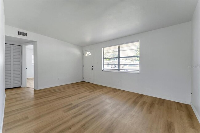 Foto del edificio - 11134 Harding Dr