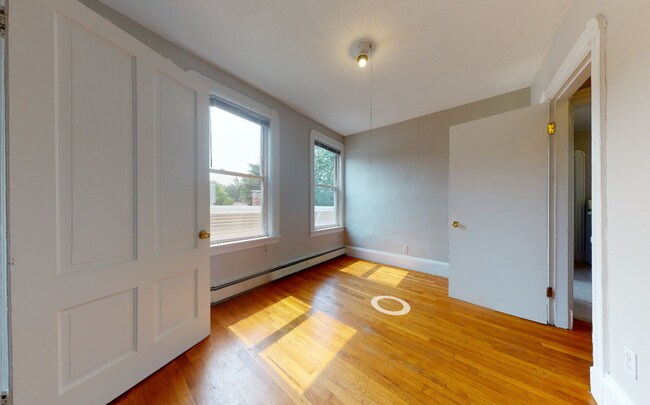 Building Photo - 558 Green St