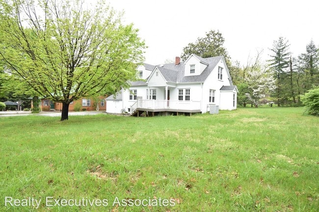 Building Photo - 4 br, 1 bath House - 2111 Old Knoxville Pike