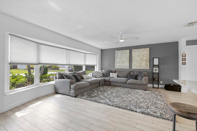 Foto del edificio - 9956 Dahlia Ave