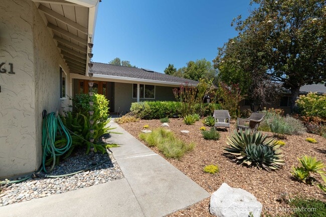 Building Photo - Beautiful, meticulously updated and  maint...