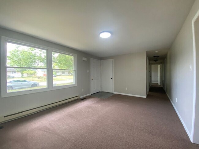 Foto del edificio - Welcome to this charming three bedroom, on...
