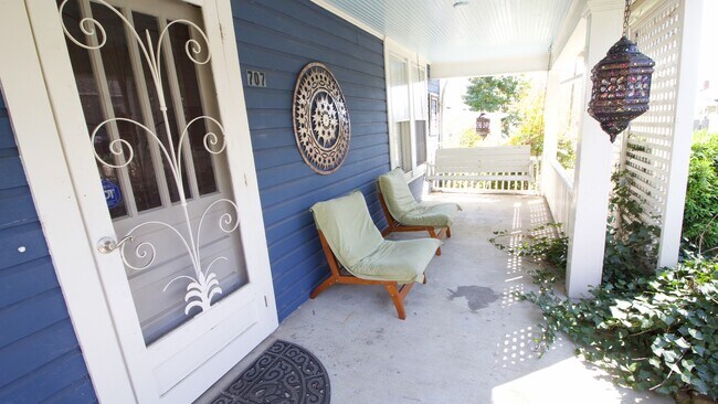 Building Photo - Charming 2BR/1BA Arnette Avenue Bungalow! ...