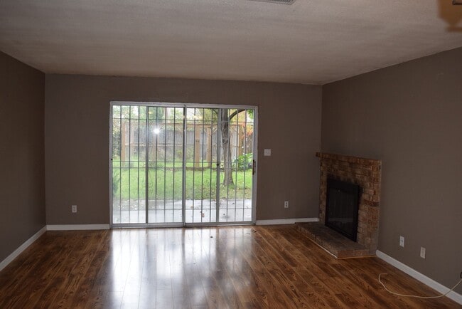 Building Photo - 2627 Capitales Dr