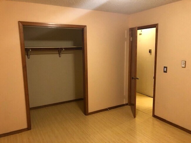 Foto del edificio - 2 Bedroom Apartment Near MSU! Small Dogs W...