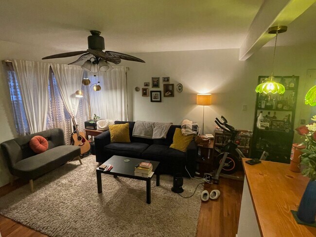sala de estar - 326 W Oliver St
