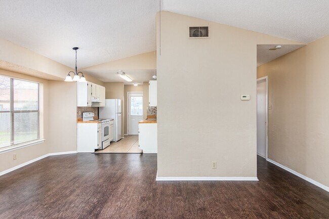 Building Photo - CUTE SMALL HOME 2/1/1