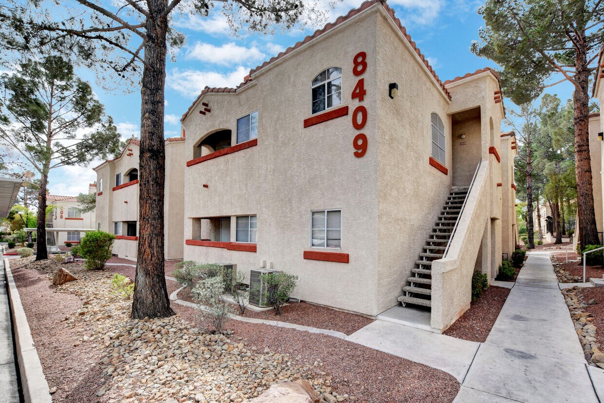 Foto principal - 8409 W Running Deer Ave
