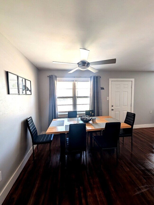 Foto del edificio - 1202 Douglas Dr