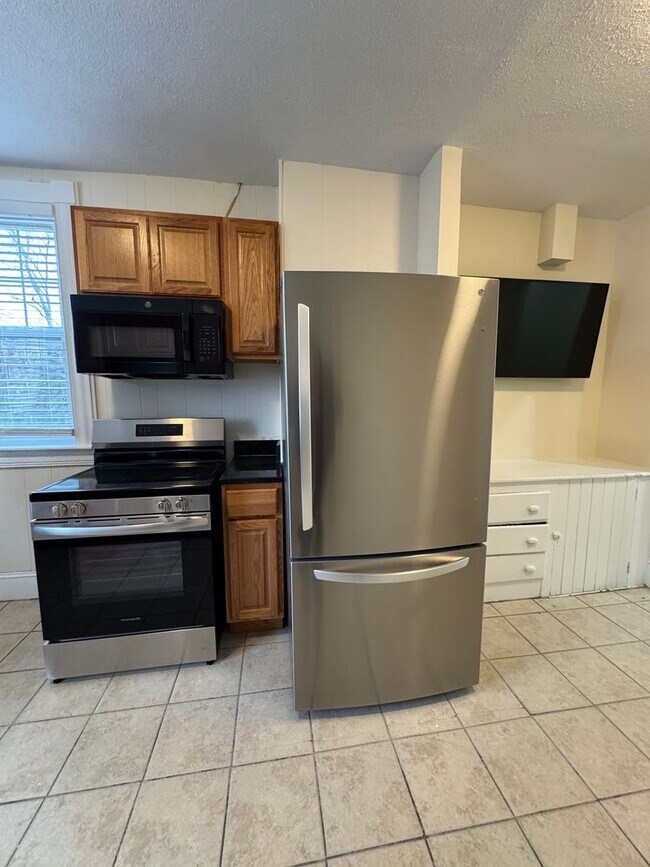 Building Photo - 3-level Townhouse 7-bed + 4-bath @ BU