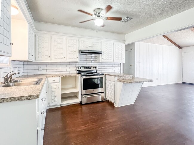 Building Photo - Charming 3 Bedroom 2 bathroom house!!