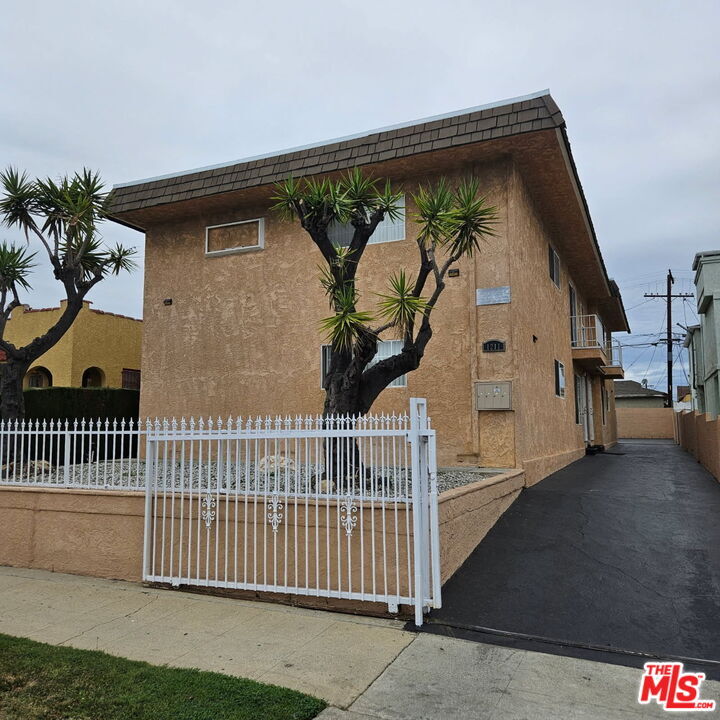 Foto principal - 1211 W 85th St