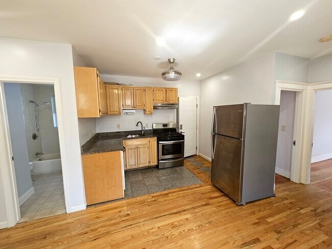 Building Photo - 5a River St