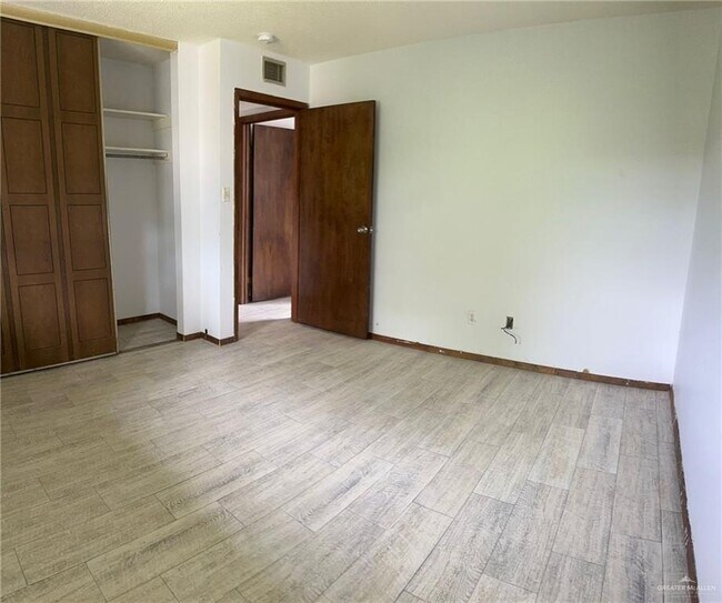 Foto del edificio - 2421 W Tamarack Ave