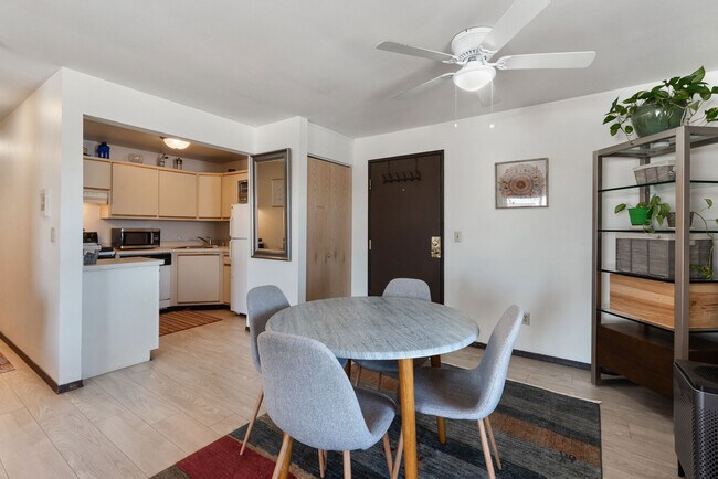 Foto del edificio - 7900 Harwood Ave