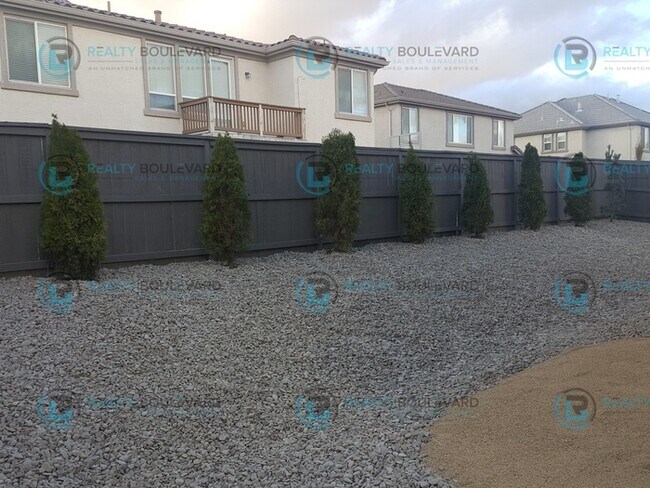 Building Photo - 3 bedroom, 2.5 bathroom and 3 car garage h...