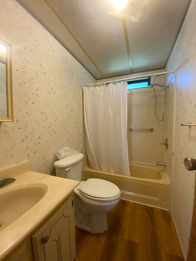 Building Photo - Country Living at it's finest 4.81ac prope...