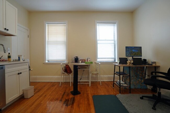 Foto del edificio - Harvard & Comm - Great Location!