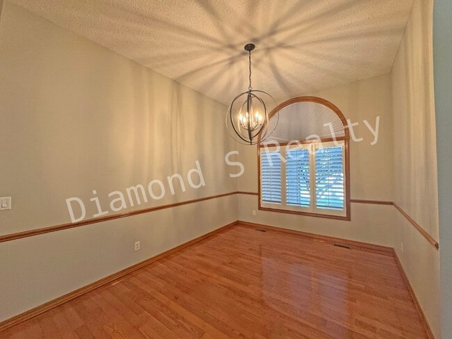 Building Photo - Gorgeous Custom All Brick Home in Fox Grap...
