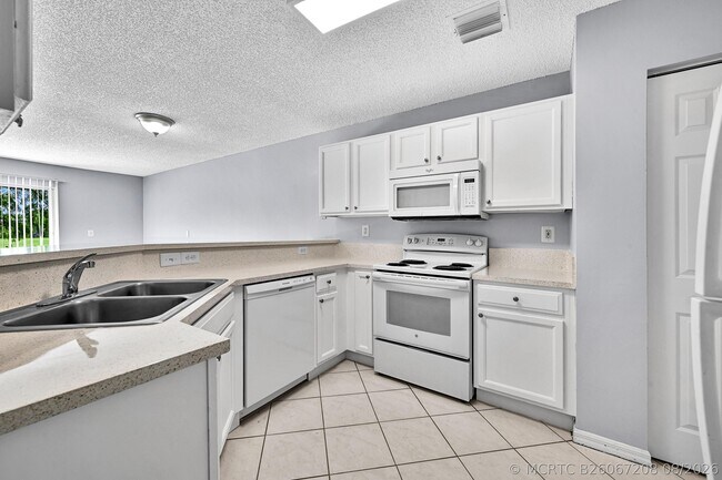 Building Photo - 8658 S Southgate Shores Cir