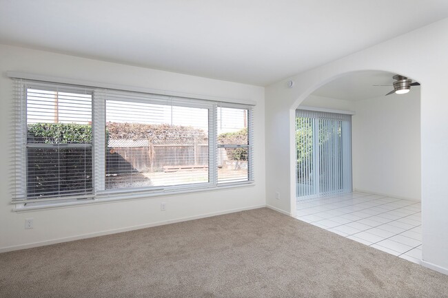 Building Photo - 3 BR House with Washer/Dryer Hookups and P...