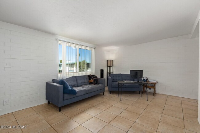 Foto del edificio - 7455 E Desert Spring Dr