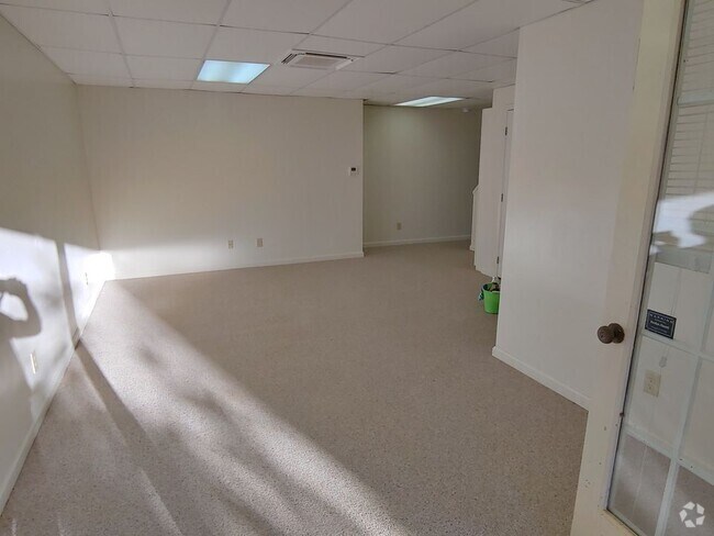 Building Photo - 103 Thornewood Dr