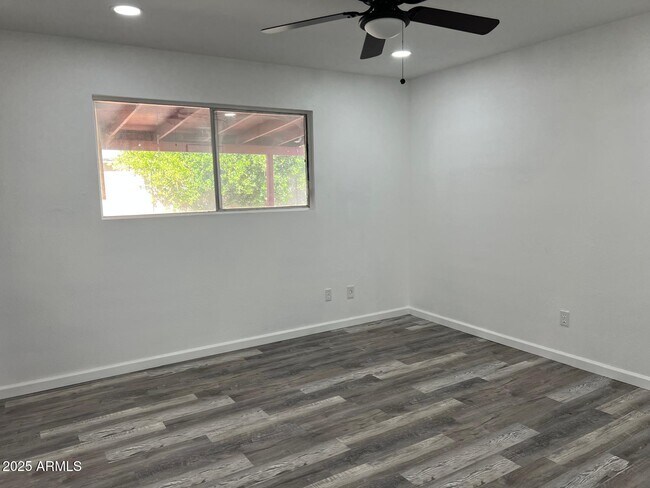 Foto del edificio - 3842 W Country Gables Dr