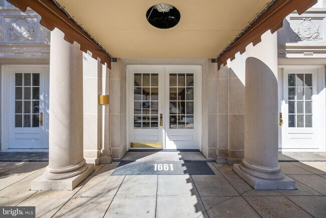 Foto del edificio - 1661 Crescent Pl NW