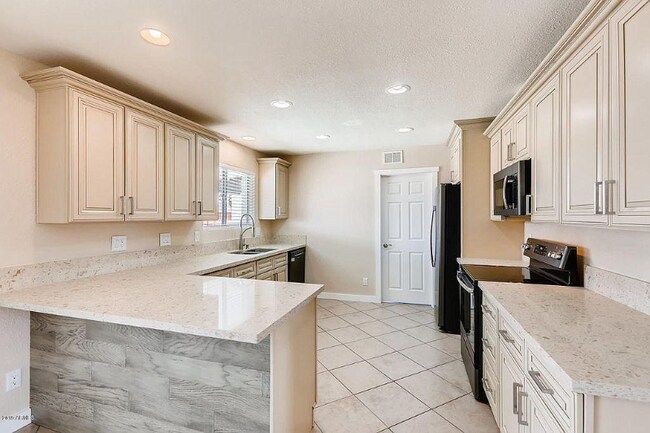 Building Photo - 814 W Villa Maria Dr