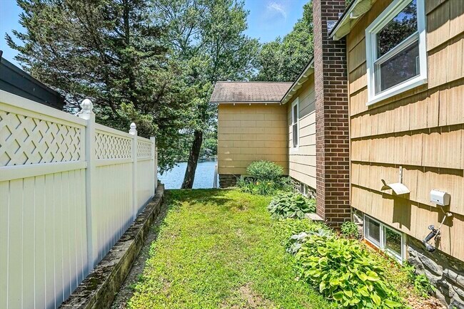 Building Photo - 35 Canna Dr